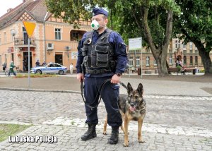 Policjant- przewodnik z psem zabezpieczający wizytę Prezydenta Rzeczpospolitej Polskiej