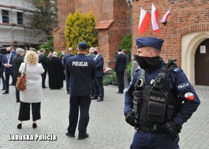 Policjant zabezpieczający wizytę Prezydenta Rzeczpospolitej Polskiej