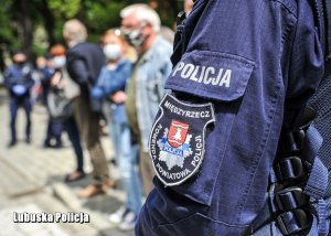 Zbliżenie na naszywkę na mundurze policjanta w Międzyrzeczu