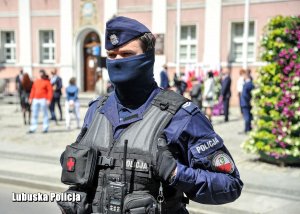 Policjant zabezpiecza wizytę Prezydenta Rzeczpospolitej Polskiej