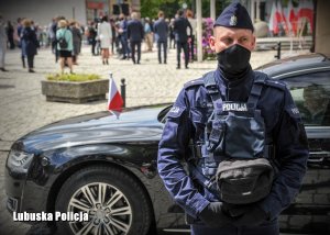 policjant zabezpiecza wizytę Prezydenta Rzeczpospolitej Polskiej