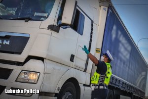 policjant zatrzymuje ciężarówkę