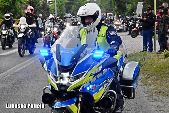 policjant jedzie motocyklem