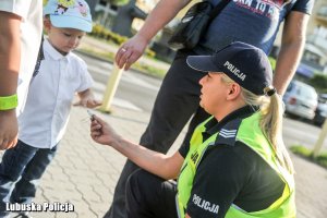 policajntka wrecza dziecku odblask