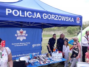 Policjantki przy stoisku profilaktycznym wraz z Panią Wójt Gminy Kłodawa oraz dziećmi
