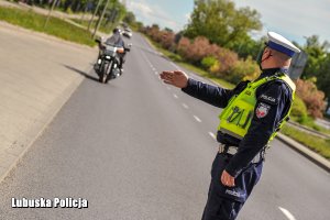 policjant zatrzymuje do konjtroli motocyklistę