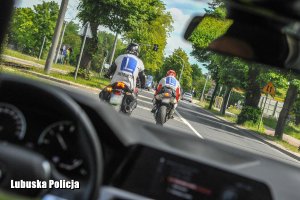 policjant jedzie za motocyklistami