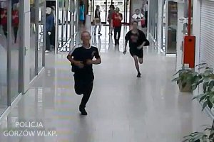 mężcyzźni biegna przez galerię handlową