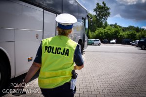policjant przy autobusie