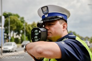 policjant sprawda prędkość aut