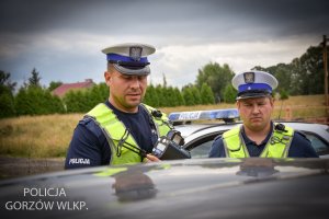 policjanci podczas kontroli kierowcy