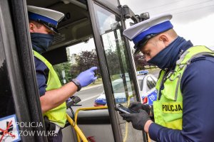 policjanci kontrolują kierowcę autobusu