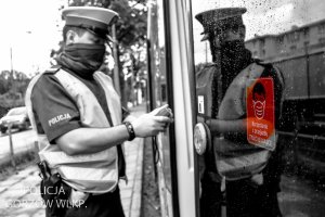 policjant z alkomatem przy tramwaju