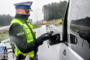 policjant kotroluje kierowce