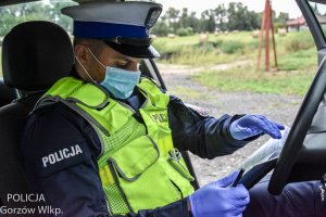 policjant kontroluje dokumenty kierowcy