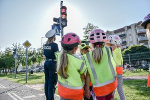 policjantka i dzieci przed sygnalizacją świetlna