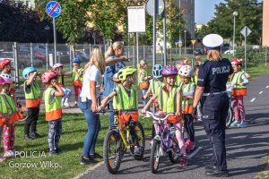 policjantka wraz z dziećmi na rowerach