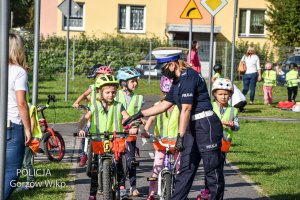 policjantka i dzieci na rowerach
