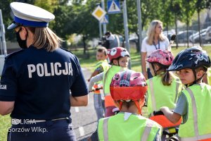 funkcjonariuszka i dzieci w miasteczku ruchu drogowego