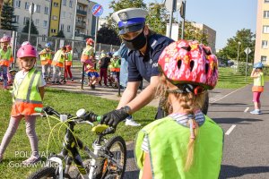 policjantka tłumaczy dziewczynce zasady bezpiecznej jazdy