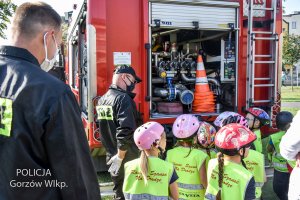 strażacy prezentują dzieciom wóz