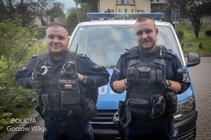 dwóch policjantów, w tle radiowóz