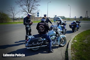 Policjanci przeprowadzają kontrole drogową wobec motocyklisty