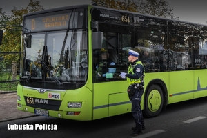 policjant rozmawia z kierowcą autobusu
